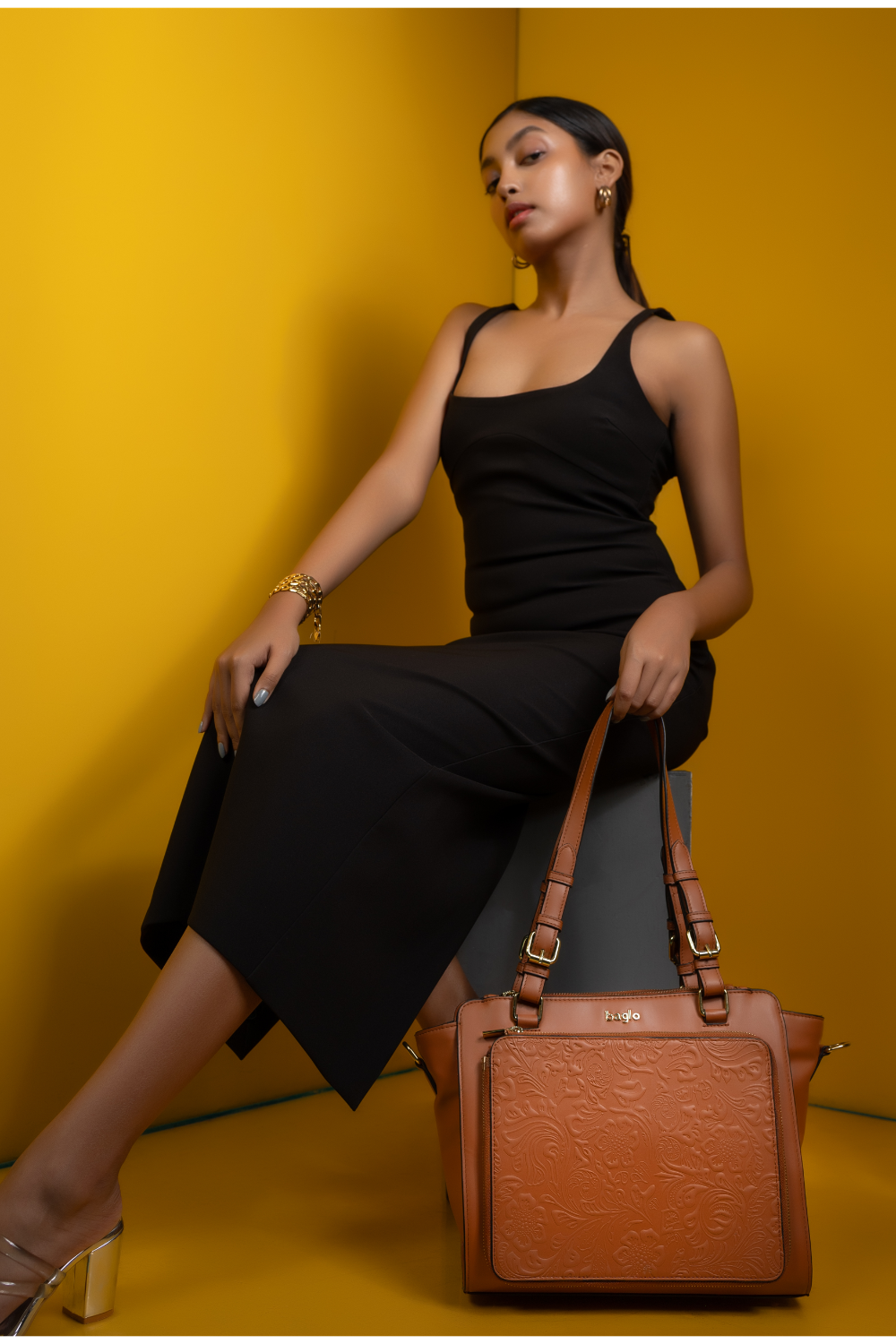कला Tan (Line Art Face) Everyday Essential Shoulder Bag