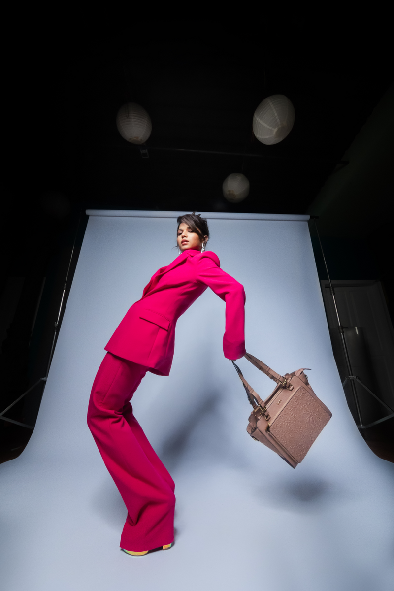कला Champagne (Contemporary Calves) Everyday Essential Shoulder Bag (PRE ORDER)